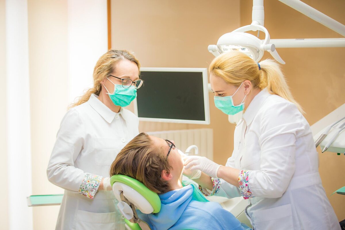 Юлия (справа) за работой