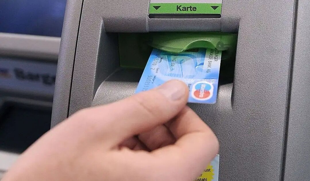 Снять в продуктовом магазине наличные без доп. расходов. 