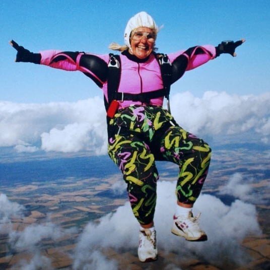 Храбрая женщина первый раз прыгнула с парашюта в 54 года
