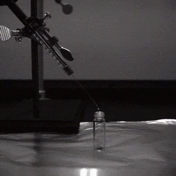 Добавление капли азотной кислоты в образец самовоспламеняющегося ZIF кобальта