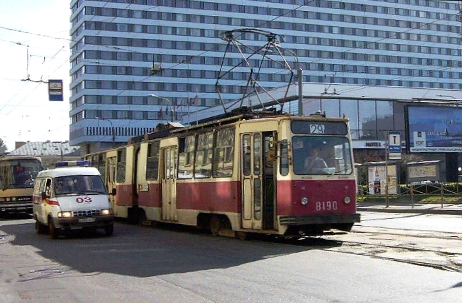 В Москве такого нет. А вы знали, что в Петербурге номер трамвая можно узнать по цветным огням?