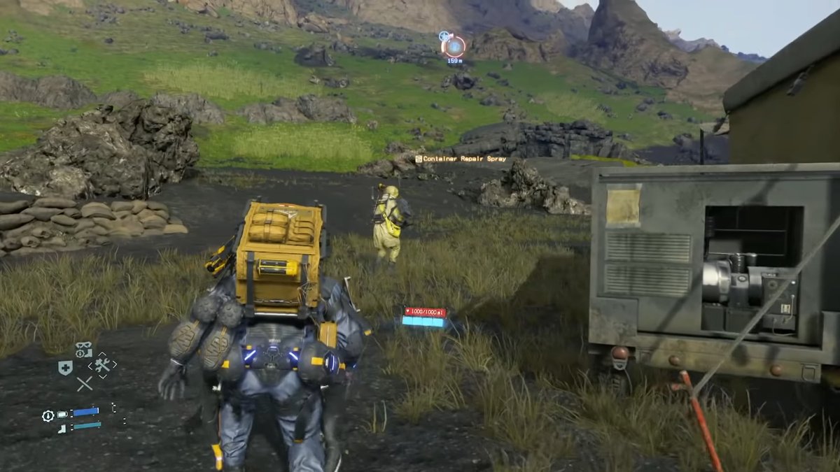 Мышь крадется.