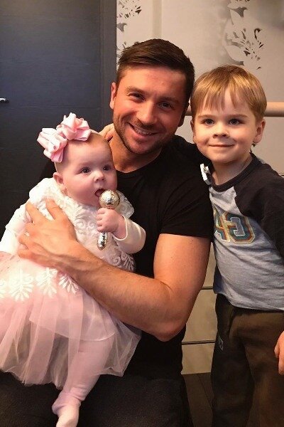 Сергей Лазарев с детьми