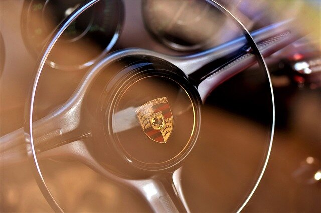 https://cdn.pixabay.com/photo/2019/09/15/10/26/porsche-4477870_960_720.jpg