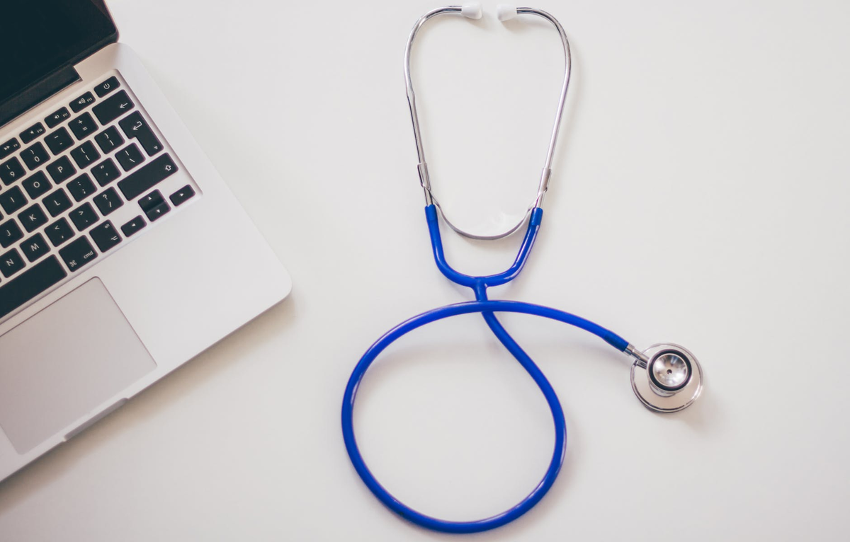 https://www.pexels.com/photo/computer-desk-laptop-stethoscope-48604/