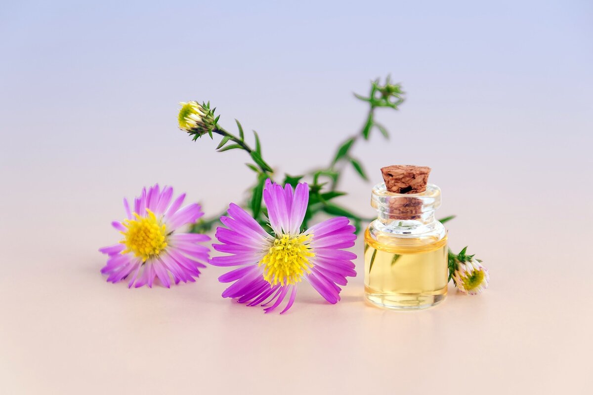 https://pixabay.com/photos/cosmetic-oil-essential-oil-3197276/