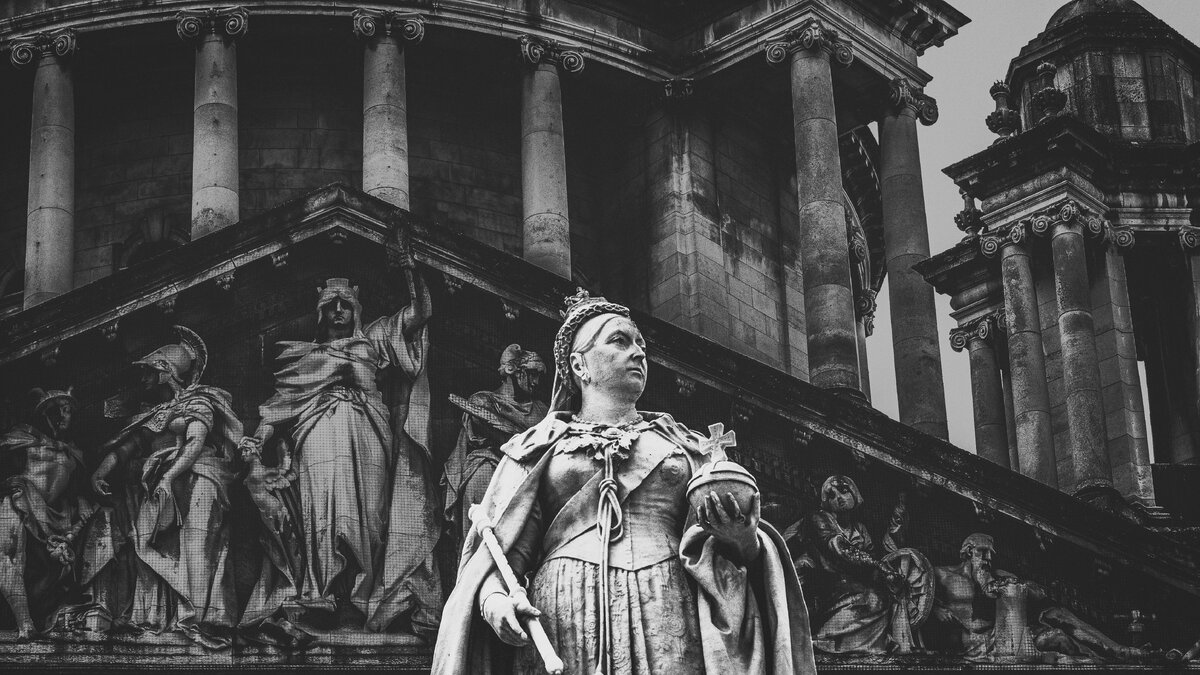 https://images.unsplash.com/photo-1564819569854-32bf1d83f71a?ixlib=rb-1.2.1&ixid=eyJhcHBfaWQiOjEyMDd9&auto=format&fit=crop&w=1189&q=80