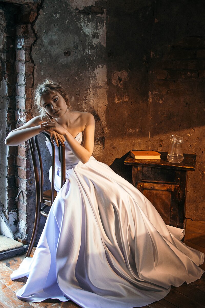 https://pixabay.com/photos/cinderella-story-girl-dress-3554048/