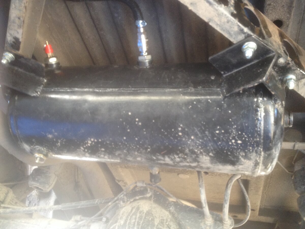 Ресивер от Маза, немного подрезан, объемом литров на 18. Закреплен болтами через штатные отверстия в раме. Вроде также крепится один из фаркопов РИФ. Быстросъемы потихоньку заменяю на хомуты, т.к. закисают и начинают травить.