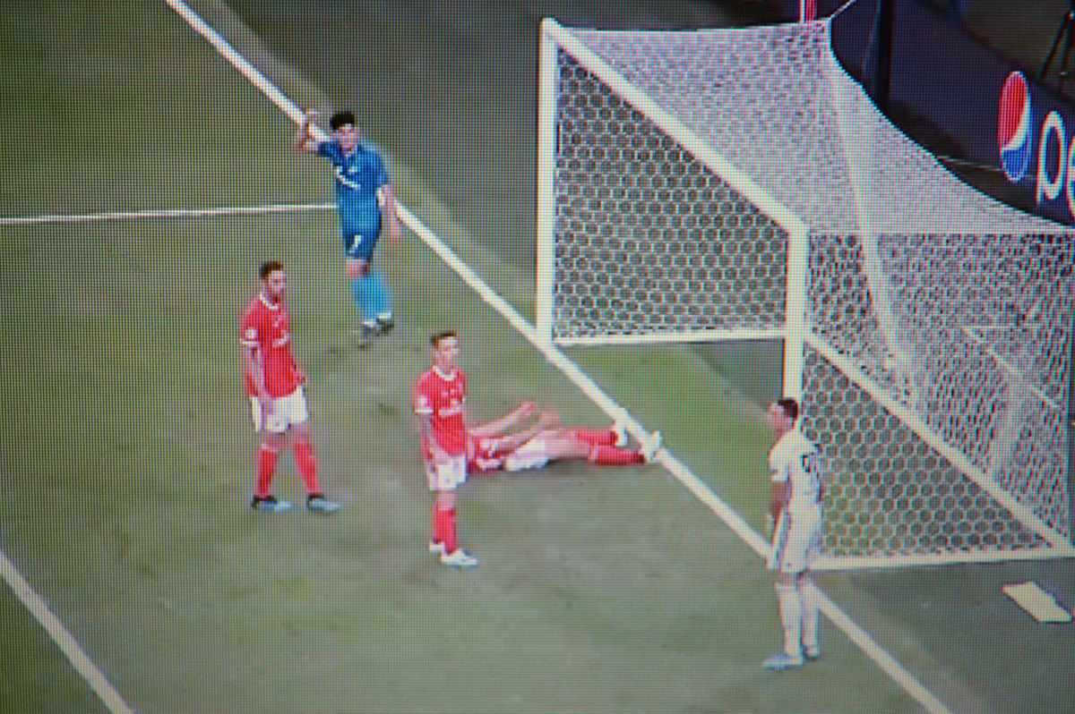 Защитник "Бенфики" срезал мяч в собственные ворота и счёт стал - 2:0.