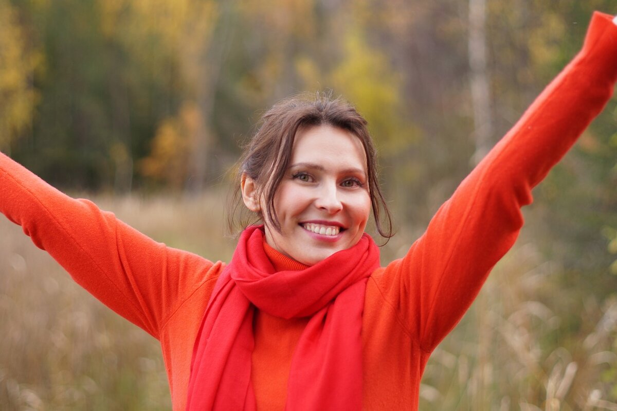 https://cdn.pixabay.com/photo/2016/10/07/19/05/girl-1722402_1280.jpg