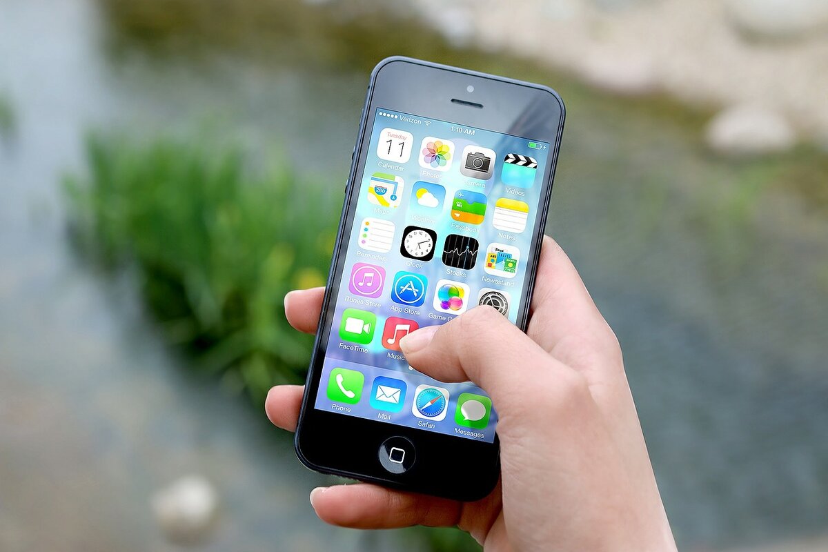 https://pixabay.com/ru/photos/iphone-%D1%81%D0%BC%D0%B0%D1%80%D1%82%D1%84%D0%BE%D0%BD-apps-apple-inc-410311/