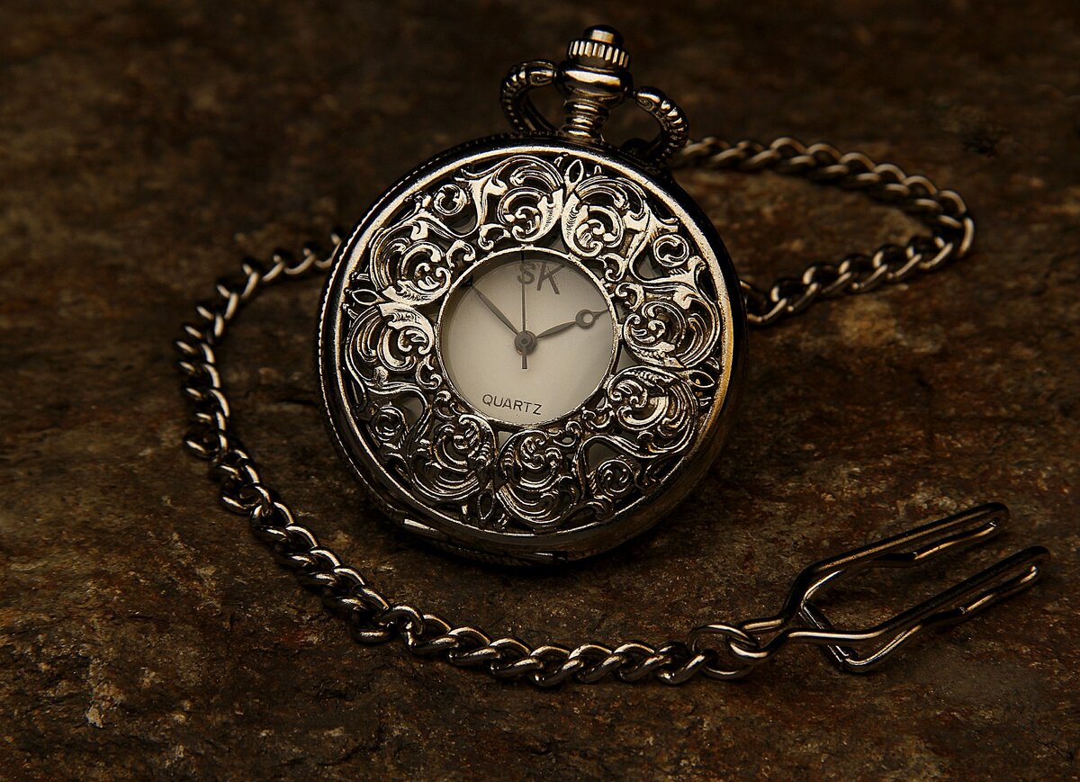 https://pixabay.com/photos/pocket-watch-jewel-chain-stone-560937/