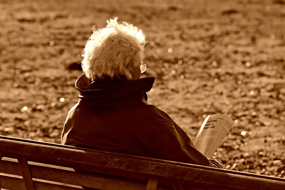 https://cdn.pixabay.com/photo/2018/12/26/02/55/elderly-man-3895215_960_720.jpg