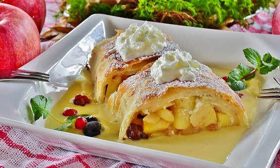 https://cdn.pixabay.com/photo/2018/09/24/17/04/strudel-3700361__340.jpg
