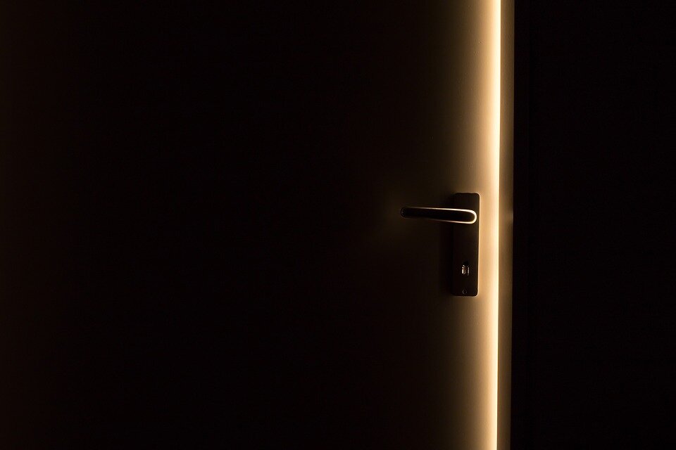 https://pixabay.com/photos/dark-door-door-handle-light-open-1852985/