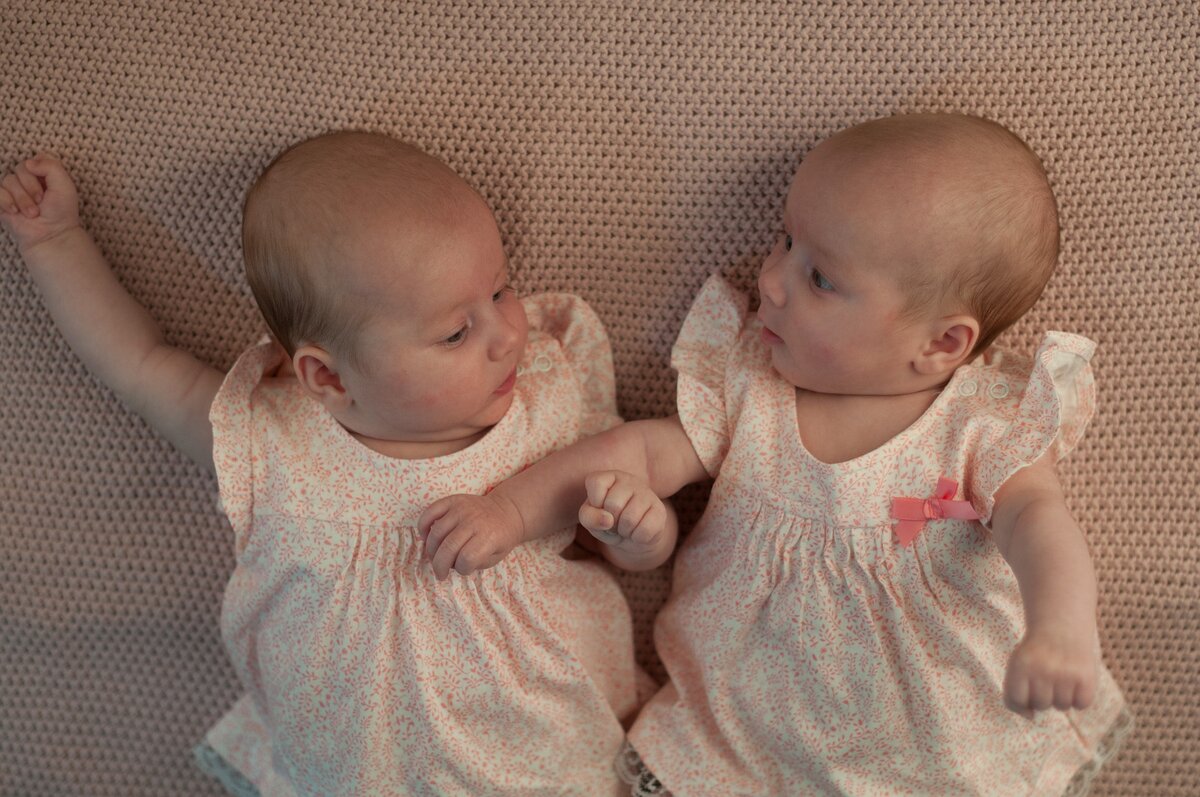 https://pixabay.com/photos/twins-child-family-for-children-821215/