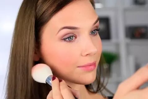 

Самый простой способ очистки кожи – это умывание лица прохладной водой и мылом. Наилучшим является мыло, в основу которого входит кокосовое масло. Также ценятся варианты с соевым, пальмовым маслами. Не стоит часто прибегать к антибактериальному мылу, поскольку на лице, помимо бактерий, живут полезные микроорганизмы. После процедуры умывания нужно сполоснуть лицо водой с добавлением морской соли или лимонного сока. Это оказывает хорошее воздействие на кожу.

Умывание лица
Кожа лица будет выглядеть свежей, если умывать ее молоком. Данная процедура способствует предотвращению шелушения, улучшению цвета кожи и ее спокойствию. Особо действенный результат с помощью молочного умывания могут достичь обладательницы чувствительной и сухой кожи.

Сначала лицо необходимо очистить ватным диском, смоченным в подогретом молоке (36-38 градусов).
Сама процедура умывания осуществляется смачиванием кожи молоком, которое разведено теплой водой.
Затем необходимо подсушить лицо промокательными движениями при помощи салфетки, после чего на чуть влажную кожу нанести питательный крем.
Если кожа будет шелушиться и воспаляться, то теплую воду можно заменить на горячий ромашковый отвар.

Вечернее умывание отварами лекарственных трав освежит лицо и наградит его подпиткой. Очень хороши для чувствительной кожи настои из шалфея, лепестков роз, укропа и петрушки. Чтобы их приготовить, необходимо:

Взять одну столовую ложку любой травы и два стакана воды.
Сухую смесь залить кипятком.
Дать настояться под крышкой, пока настой не охладится до температуры парного молока.
Если кожа лица жирная, то для нее отлично подойдут отвары из тысячелистника, хвоща, соцветий липы и аптечной ромашки. Для сухой кожи вместо умывания нужно проводить очистку специальным лосьоном или жидким кремом. Процедуру нужно повторять и утром, и вечером. Также популярны косметические сливки и молочко с кукурузными зернами и маслом сои.

