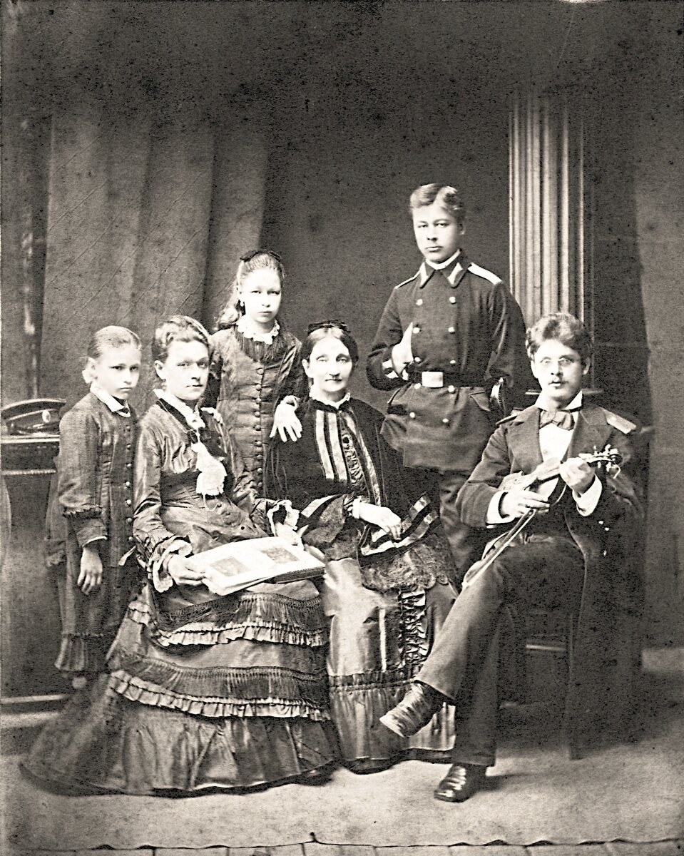 Семья Елисеевых. Евгений (в форме кадета Морского училища) стоит рядом с матерью Надеждой Дмитриевной