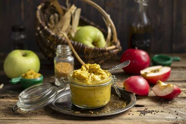 Яблочная горчица из антоновки, приготовленная в домашних условиях своими руками, заткнёт за пояс всех промышленных конкурентов. Горчица густая, ядрёная, горчичные зёрнышки делают текстуру разнообразной. Такая приправа к мясу, рыбе, колбасе подходит идеально, даже просто на ломтик свежего хлеба намазать — будет вкусно! Заготавливать впрок большое количество не стоит, всегда лучше поставить порцию свежего горчичного соуса, всего за 3 дня горчичка наберёт крепость, станет жгучей. Антоновка придаёт этому горчичному соусу нежную, масляную, чуть кремовую текстуру, аромат и кислую нотку.