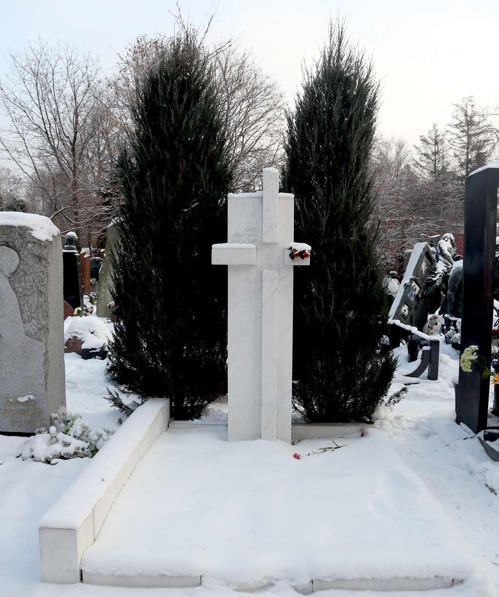 Где могила олега. Могила Олега Янковского. Могила Олега Янковского на Новодевичьем. Памятник Олегу Янковскому на Новодевичьем.