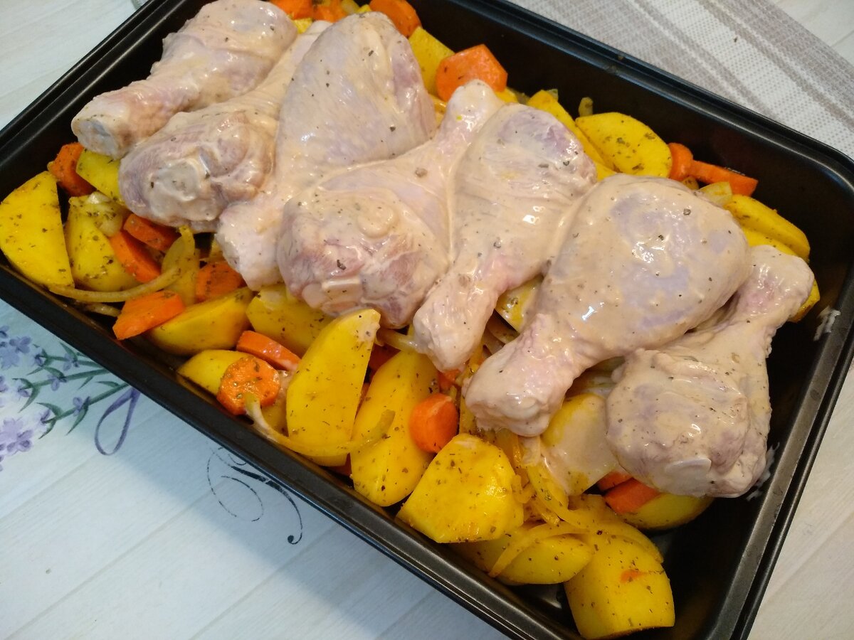 Как приготовить куриные ноги. Голени с картошкой в духовке. куриные ножки с картошкой в духовке. куриные голени с картошкой в духовке. куриные ножки с картофелем в духовке.