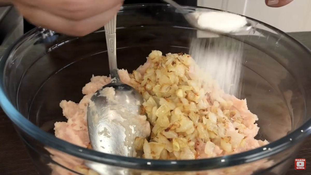Куриный рулет с сыром Очень сытно и просто.