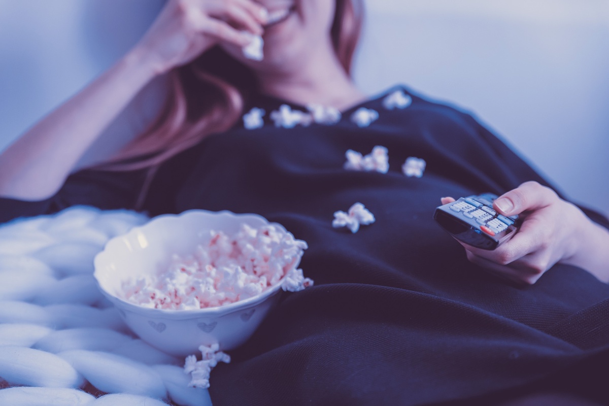 https://pixabay.com/photos/people-woman-tv-movies-television-3281583/