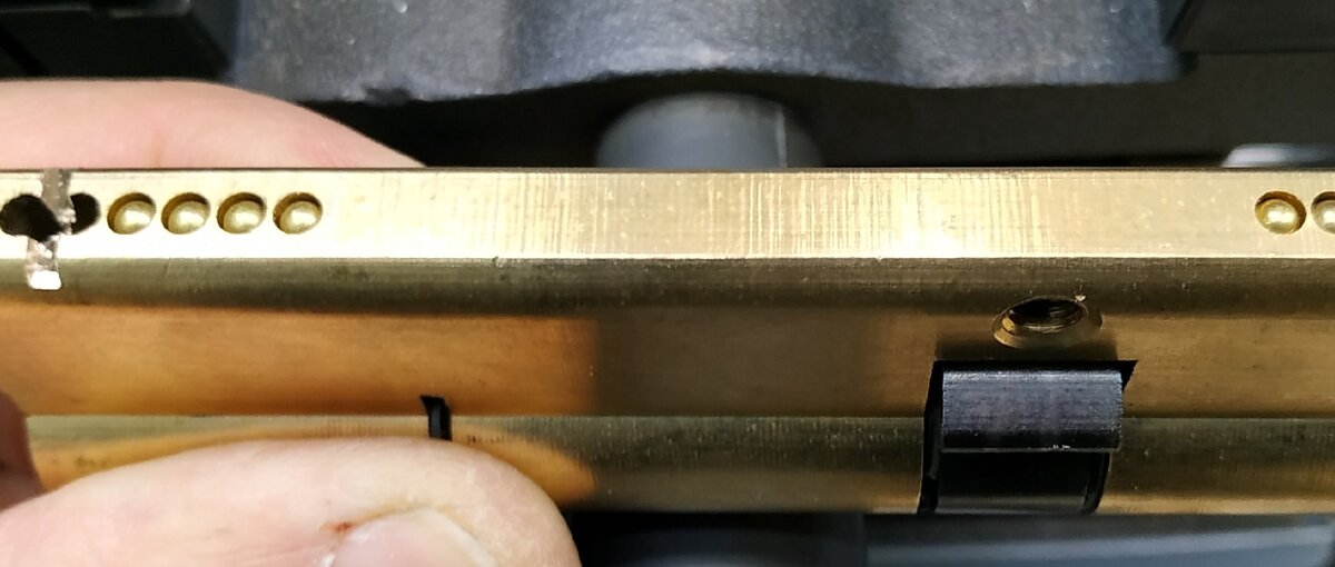 Чтоб не мучиться и не разбирать цилиндр целиком, менял пины местами через верх.