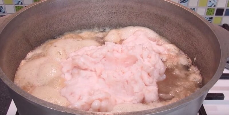 Смальце рецепт из сала. Растопленный свиной жир. ВЫТАПЛИВАНИЕ жира из свиного сала. Растопленное сало. Топленое сало смалец.