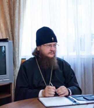 Вначале нашей беседы с владыкой Феодосием (Снигирёвым), архиепископом Боярским, одним из спикеров УПЦ, листаем подшивку церковной периодики за 1992 г., где рассказывается о событиях 27-летней давности. По приезду в Киев 10 июня 1992 года светлой памяти Блаженнейшего Митрополита Киевского и всея Украины Владимира (Сабодана;† 2014), который был избран Предстоятелем УПЦ на историческом Харьковском соборе (в мае 1992-м г.), в Митрополию поступили поздравительные телеграммы-послания глав всех Поместных Церквей, в том числе Константинопольской и Элладской, в которых подчеркивалось признание Украинской Православной Церкви – единственной канонической и самостоятельной в своем управлении на территории новообразованного государства Украина. Тексты этих документов были опубликованы в официальных печатных органах УПЦ – «Церковной Православной газете» и журнале «Православний вісник». После этого представители упомянутых Константинопольской и Элладской Церквей множество раз участвовали в церковных торжествах УПЦ в Киеве, на Владимирской горке и Киево-Печерской лавре в день Крещения Руси и неоднократно заявляли об осуждении раскола, учиненного бывшим митрополитом Филаретом, о чем свидетельствуют опубликованные послания этих Церквей, репортажи и коммюнике.