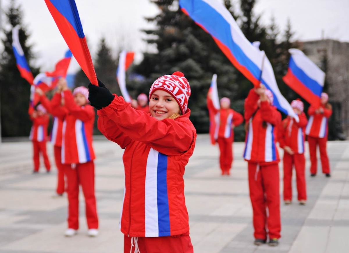 4 государственных праздника. Празднование дня народного единства. День народного единства в России. Люди празднуют день России. 4 Ноября день народного единства.