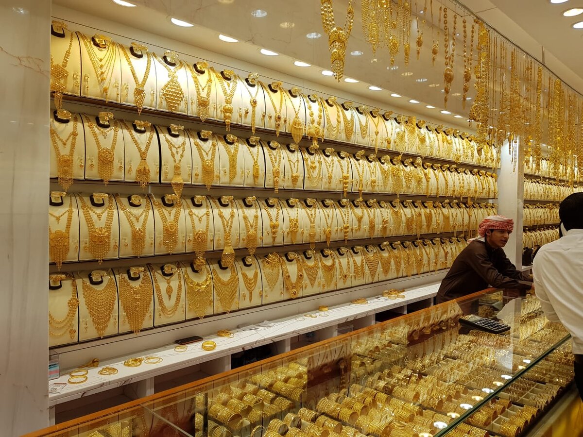 Прилавки полностью забиты золотыми украшениями