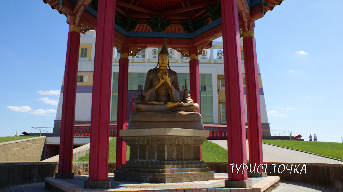 Статуя пандита