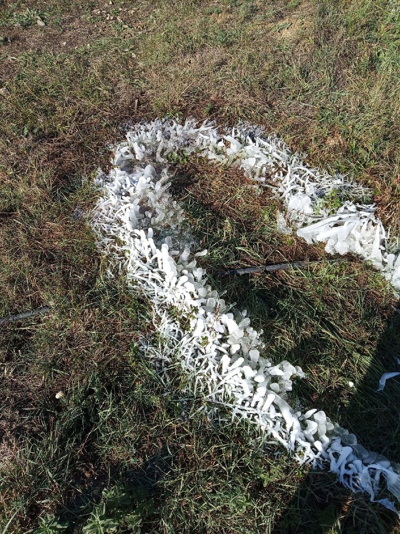 Вот так замёрзла вода под утро, в долине -8, а в Севастополе +8