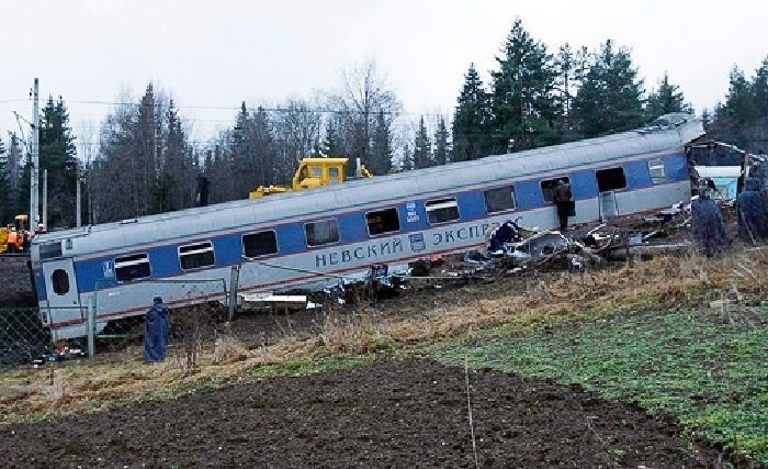 Сошедший с рельсов вагон "Невского экспресса". Фото metroblog.ru 
