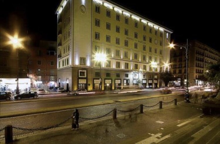 Hotel Naples расположен на площади Bovio - отличное расположение рядом с историческим центром и набережной города.