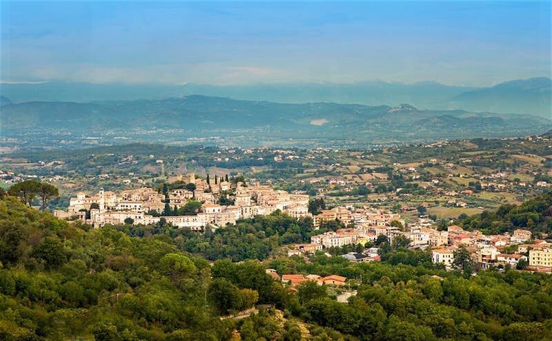 Стены, окружающие Пико, датируются Римской империей и пережили не только время, но и тяжелые бомбардировки во время Второй мировой войны.