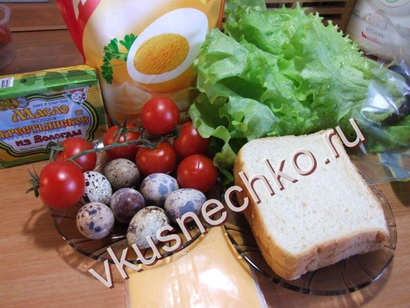 Томаты черри, перепелиные яйца, салат, сыр, тосты