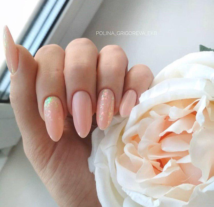 Бежевый маникюр с хлопьями юкки на миндальных ногтях 