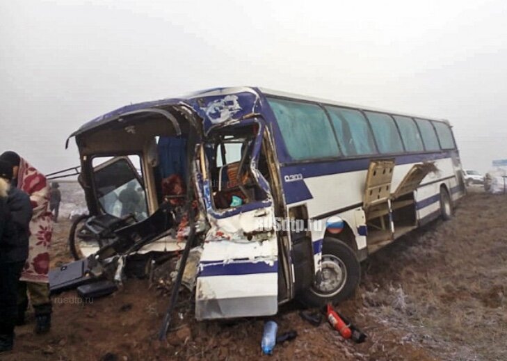 ДТП произошло 21 декабря около 9 утра на 188 километре автодороги М-21 «Волгоград – Каменск-Шахтинский» в Чернышковском районе. Водитель автобуса «Икарус» в условиях тумана при выезде со второстепенной дороги на главную не предоставил преимущество в движении большегрузу КАМАЗ. Произошло столкновение. В автобусе находились 49 человек. Пострадали 4 человека, троих из которых с травмами средней степени тяжести доставили в Чернышковскую ЦРБ, — сообщили rusdtp.ru в пресс-службе ГУ МВД по Волгоградской области.
