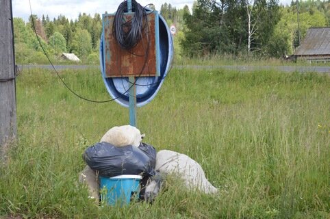 Мусор в деревне ждёт машину