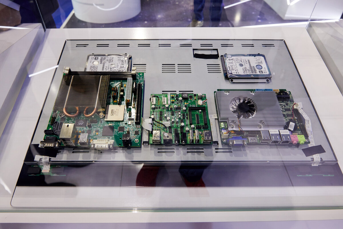 Монитор внутри компьютер. Моноблок в разборе. Моноблок внутри. Разобранный телевизор. Системный блок на монитор сзади.