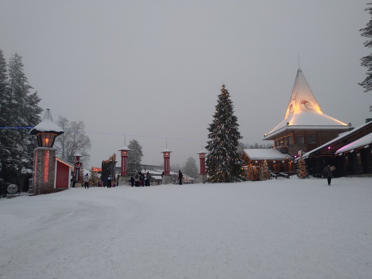 Красные столбики стоят прямо на линии полярного круга.