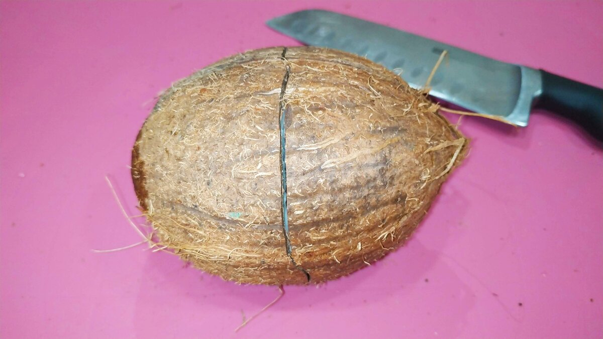 Открыл кокос за 2 минуты с помощью ножа.