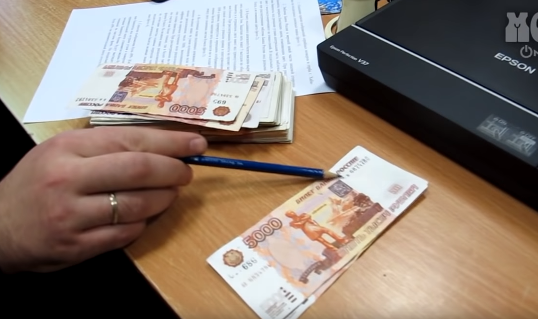 Защитная лента может прерываться на подделке