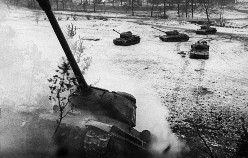 Советские танки ИС-2 75-го гвардейского тяжелого танкового полка 3-го Белорусского фронта преодолевают подъем в Восточной Пруссии. 
