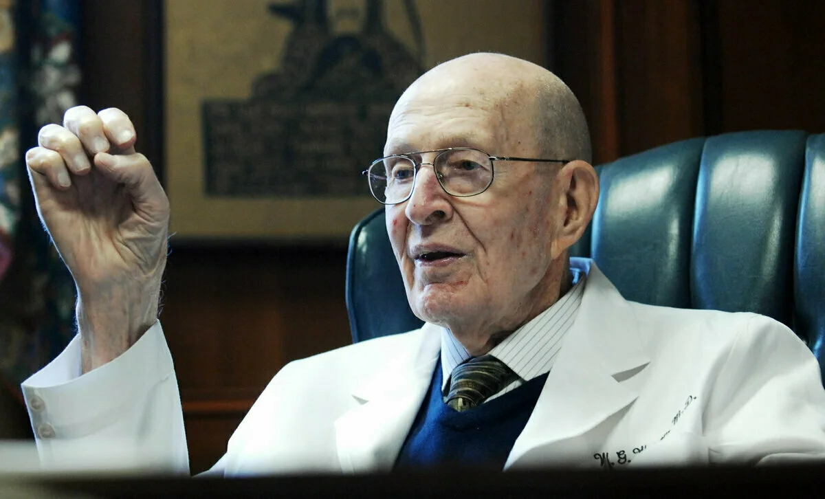 U dobi od 190 godina dr. Gomes je čestitao predsjednik. Fotografija radnog mjesta Dr. Gomesa