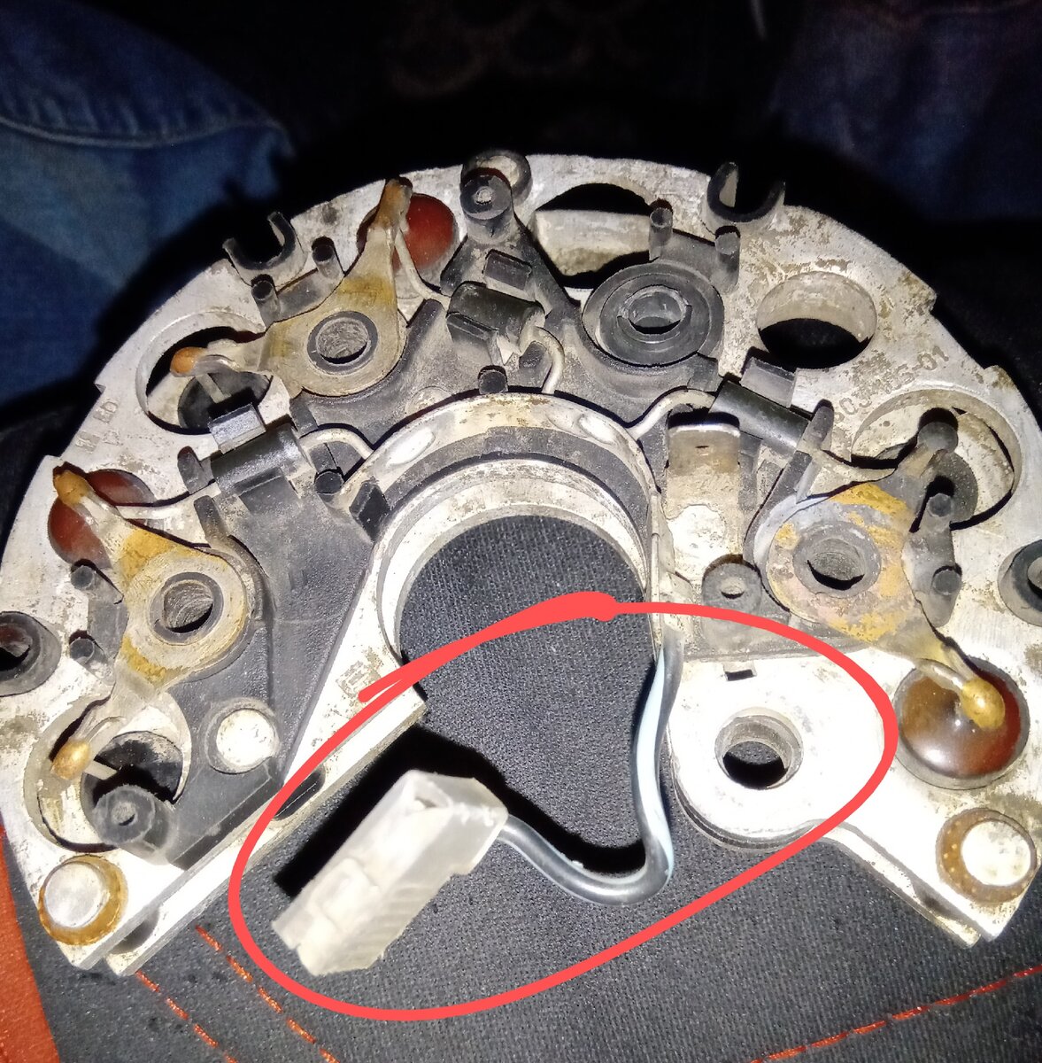 Диодный мост генератора калина. Как снять диодный мост с генератора ваз. Диодный мост генератора 21099. Щетки на генератор калина 16 кл. Как снять диодный мост с генератора ваз.