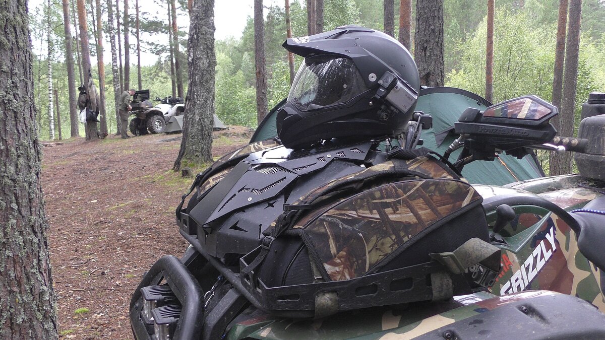 Передние кофры на транспортных площадках. В них удобно хранить небольшие предметы снаряжения и внедорожного быта.